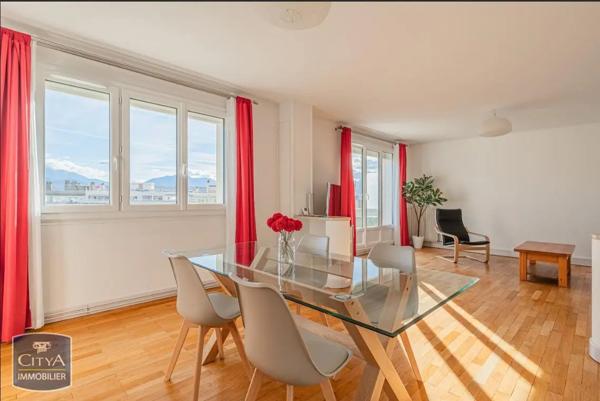 Appartement à louer 2 pièces 76m²