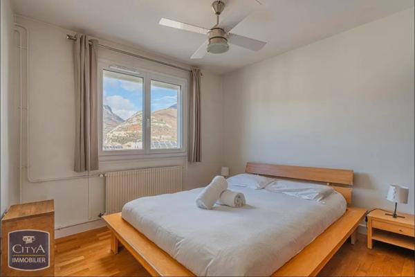 Appartement à louer 2 pièces 76m²