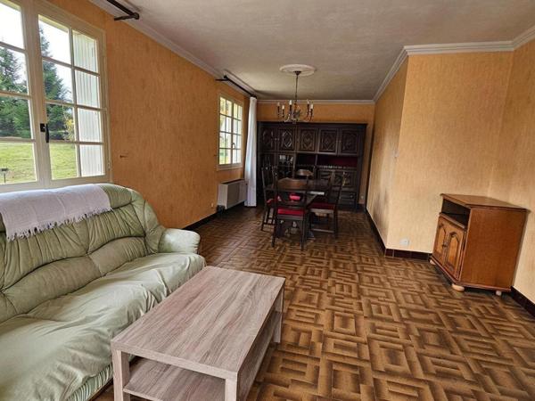 Maison 3 chambres sur sous sol complet avec double garage.