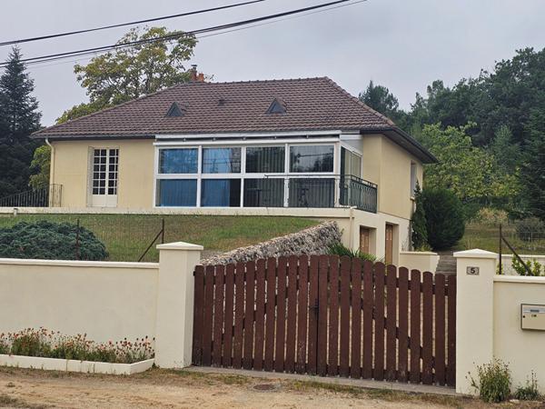 Maison 3 chambres sur sous sol complet avec double garage.