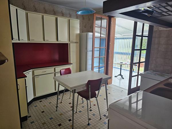 Maison 3 chambres sur sous sol complet avec double garage.