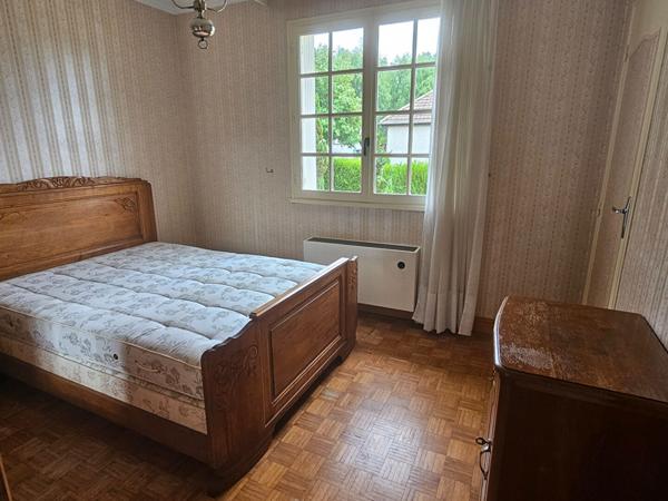 Maison 3 chambres sur sous sol complet avec double garage.