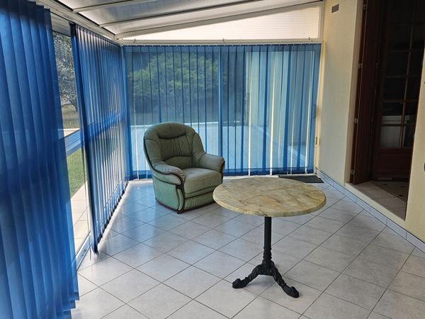 Maison 3 chambres sur sous sol complet avec double garage.