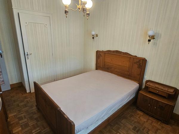 Maison 3 chambres sur sous sol complet avec double garage.