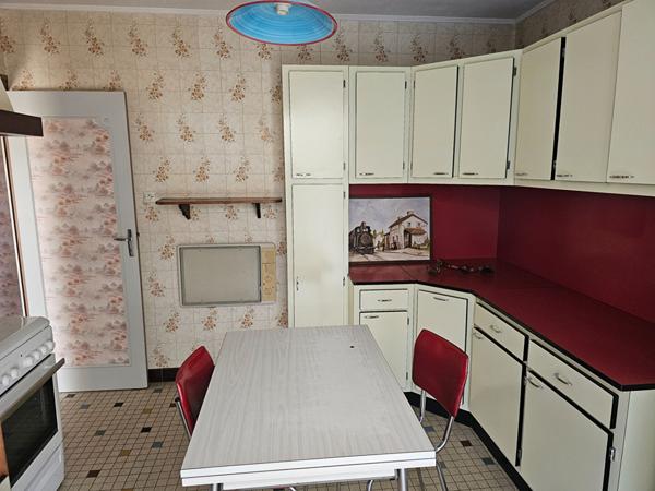 Maison 3 chambres sur sous sol complet avec double garage.