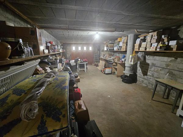 Maison 3 chambres sur sous sol complet avec double garage.