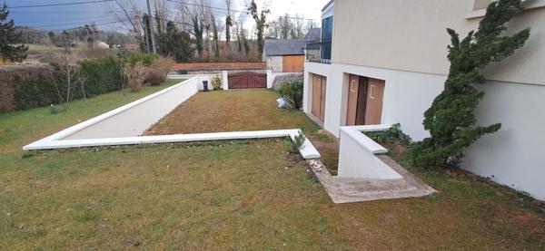 Maison 3 chambres sur sous sol complet avec double garage.