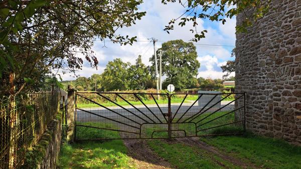 CORPS DE FERME à rénover  sur terrain 1900m²