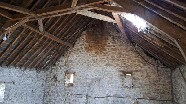 CORPS DE FERME à rénover  sur terrain 1900m²