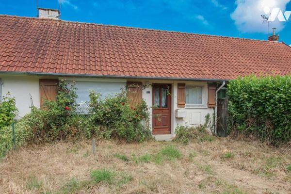 Maison avec jardin et garage.