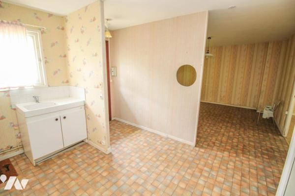 Maison avec jardin et garage.