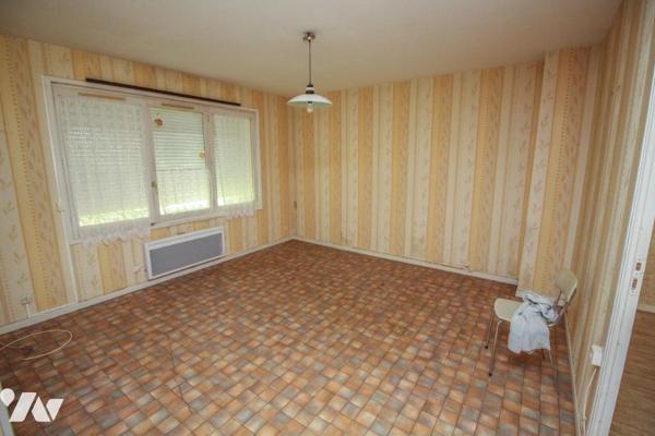 Maison avec jardin et garage.