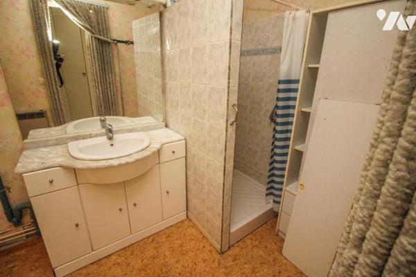 Maison avec jardin et garage.