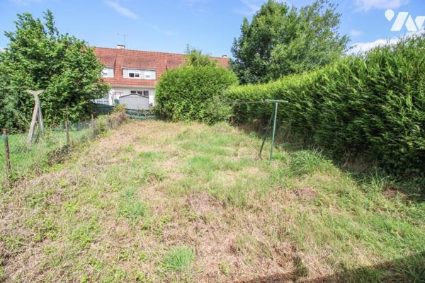 Maison avec jardin et garage.