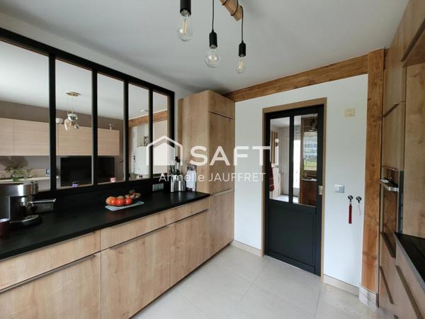 Au Calme en forêt d'Ecouen, robuste maison.