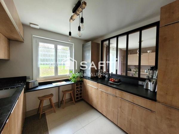 Au Calme en forêt d'Ecouen, robuste maison.