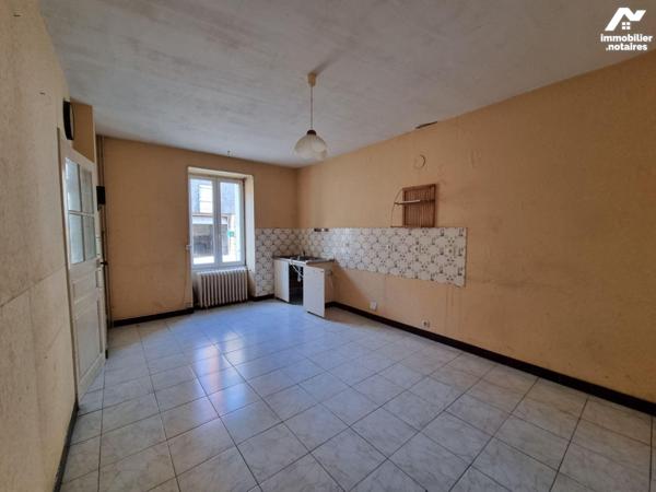 Dans le bourg de La Chapelle au Riboul, nous vous proposons à la vente une maison de ville, à r...