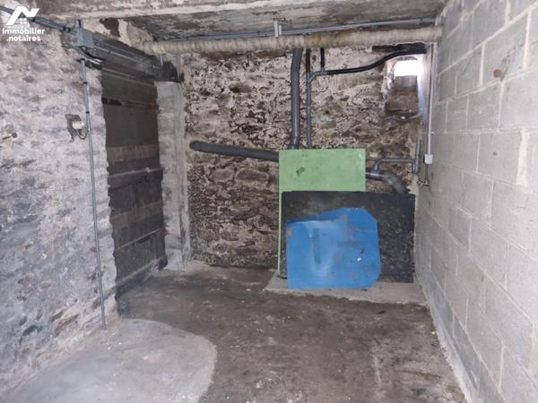 Dans le bourg de La Chapelle au Riboul, nous vous proposons à la vente une maison de ville, à r...