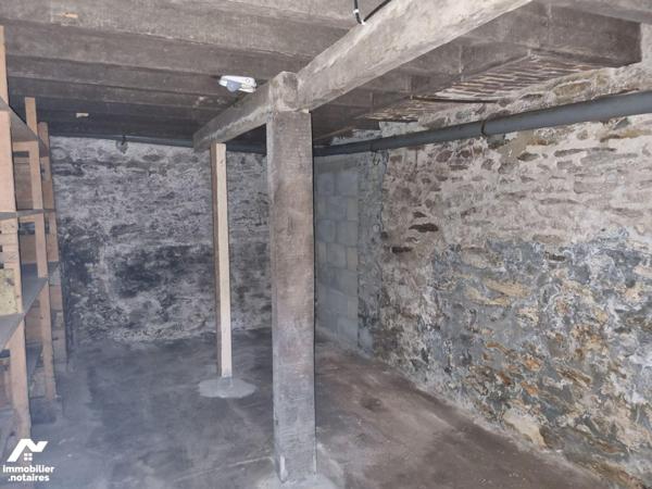 Dans le bourg de La Chapelle au Riboul, nous vous proposons à la vente une maison de ville, à r...