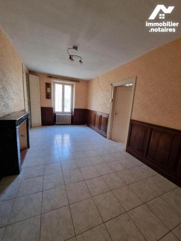 Dans le bourg de La Chapelle au Riboul, nous vous proposons à la vente une maison de ville, à r...