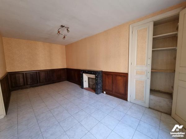 Dans le bourg de La Chapelle au Riboul, nous vous proposons à la vente une maison de ville, à r...