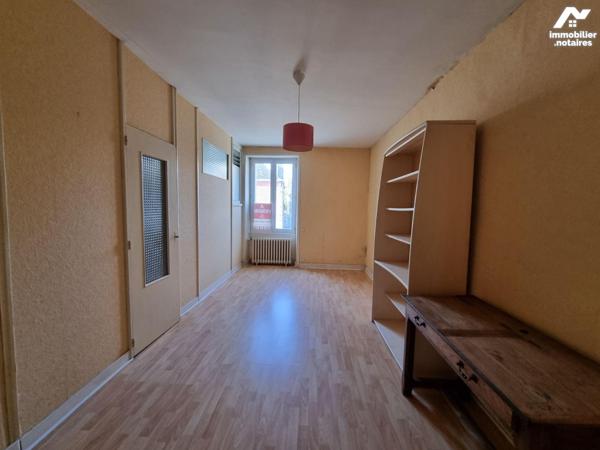 Dans le bourg de La Chapelle au Riboul, nous vous proposons à la vente une maison de ville, à r...