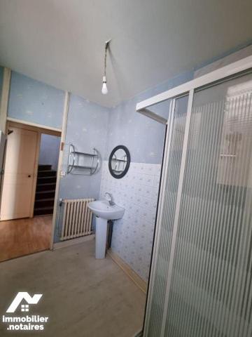 Dans le bourg de La Chapelle au Riboul, nous vous proposons à la vente une maison de ville, à r...