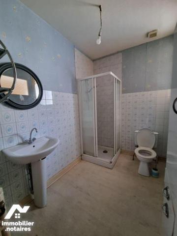 Dans le bourg de La Chapelle au Riboul, nous vous proposons à la vente une maison de ville, à r...