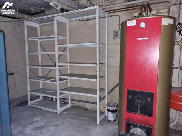 Dans le bourg de La Chapelle au Riboul, nous vous proposons à la vente une maison de ville, à r...