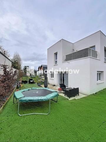 Vous rêvez du confort du neuf avec les avantages d’une maison ? Cet appartement est fait pour vous.