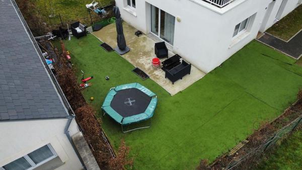 Vous rêvez du confort du neuf avec les avantages d’une maison ? Cet appartement est fait pour vous.