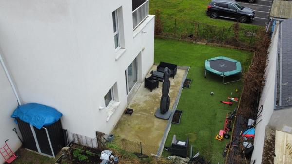 Vous rêvez du confort du neuf avec les avantages d’une maison ? Cet appartement est fait pour vous.