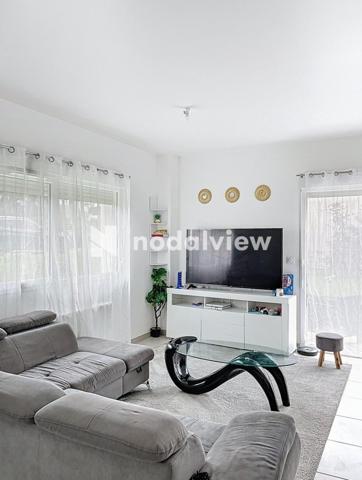 Vous rêvez du confort du neuf avec les avantages d’une maison ? Cet appartement est fait pour vous.