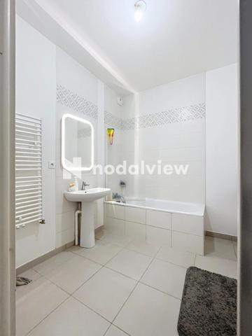 Vous rêvez du confort du neuf avec les avantages d’une maison ? Cet appartement est fait pour vous.