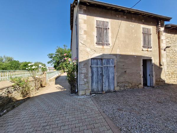 Ensemble immobilier composé d'un local commercial, d'un appartement à réhabiliter et d'une vaste dépendance