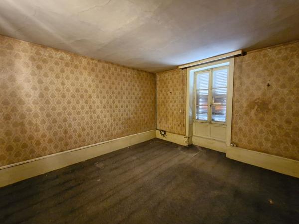 Ensemble immobilier composé d'un local commercial, d'un appartement à réhabiliter et d'une vaste dépendance