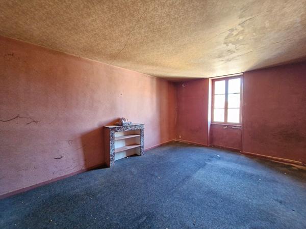 Ensemble immobilier composé d'un local commercial, d'un appartement à réhabiliter et d'une vaste dépendance