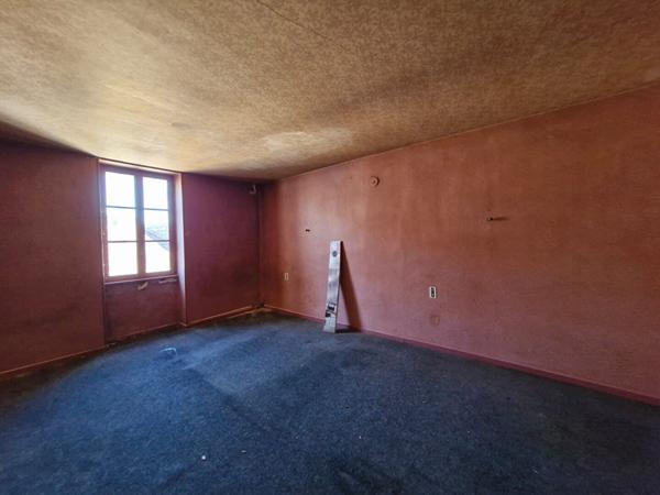 Ensemble immobilier composé d'un local commercial, d'un appartement à réhabiliter et d'une vaste dépendance