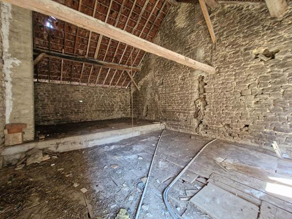 Ensemble immobilier composé d'un local commercial, d'un appartement à réhabiliter et d'une vaste dépendance