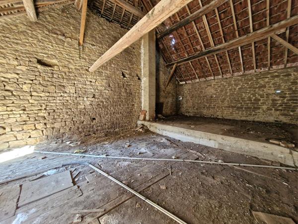 Ensemble immobilier composé d'un local commercial, d'un appartement à réhabiliter et d'une vaste dépendance