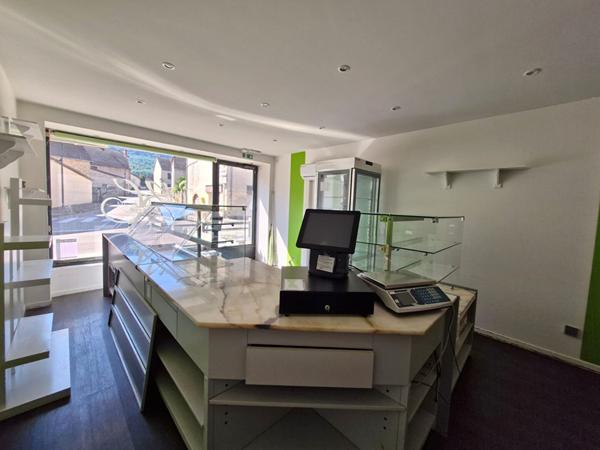 Ensemble immobilier composé d'un local commercial, d'un appartement à réhabiliter et d'une vaste dépendance