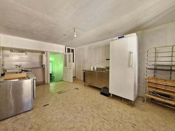 Ensemble immobilier composé d'un local commercial, d'un appartement à réhabiliter et d'une vaste dépendance