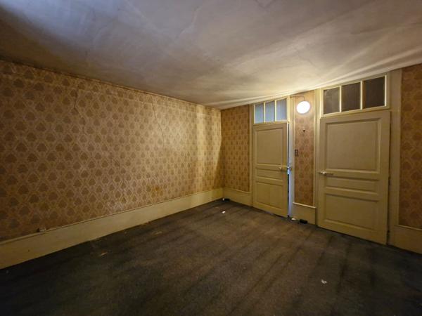 Ensemble immobilier composé d'un local commercial, d'un appartement à réhabiliter et d'une vaste dépendance