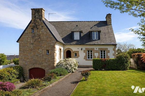 Maison de style néo breton achevée en 1971 comprenant :
Au rez-de-chaussée : Entrée avec placa...