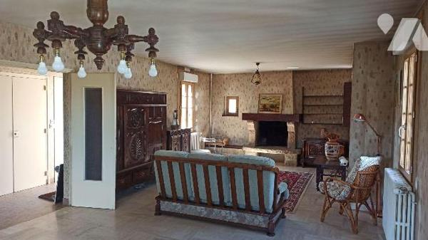 Maison de style néo breton achevée en 1971 comprenant :
Au rez-de-chaussée : Entrée avec placa...