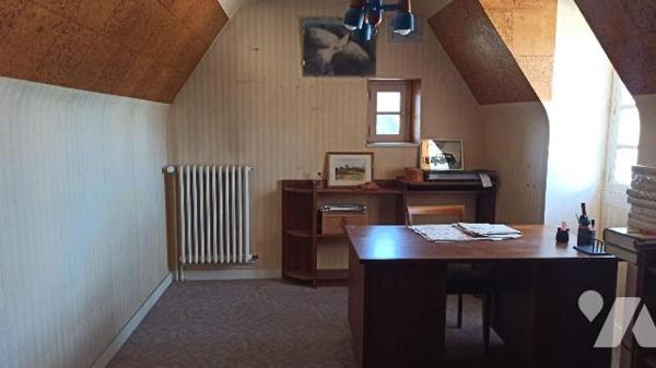 Maison de style néo breton achevée en 1971 comprenant :
Au rez-de-chaussée : Entrée avec placa...