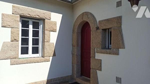 Maison de style néo breton achevée en 1971 comprenant :
Au rez-de-chaussée : Entrée avec placa...