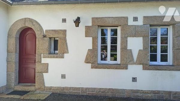 Maison de style néo breton achevée en 1971 comprenant :
Au rez-de-chaussée : Entrée avec placa...