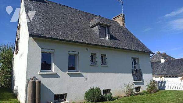 Maison de style néo breton achevée en 1971 comprenant :
Au rez-de-chaussée : Entrée avec placa...