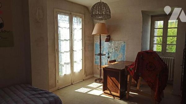 Maison de style néo breton achevée en 1971 comprenant :
Au rez-de-chaussée : Entrée avec placa...